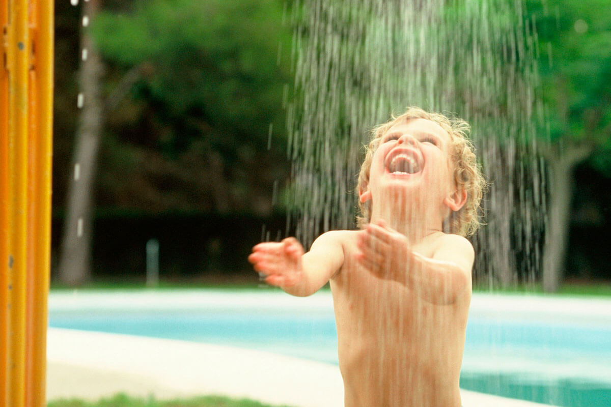  Für Neurodermitis-Kinder ist das Abduschen von chlorhaltigem Wasser nach dem Schwimmen besonders wichtig.