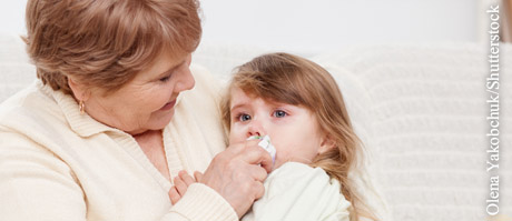  Einseitiges Nasenbluten kann auf einen Fremdkörper in der Nase hindeuten. Dann sollten die Kleinen unbedingt zum HNO-Arzt gebracht werden.