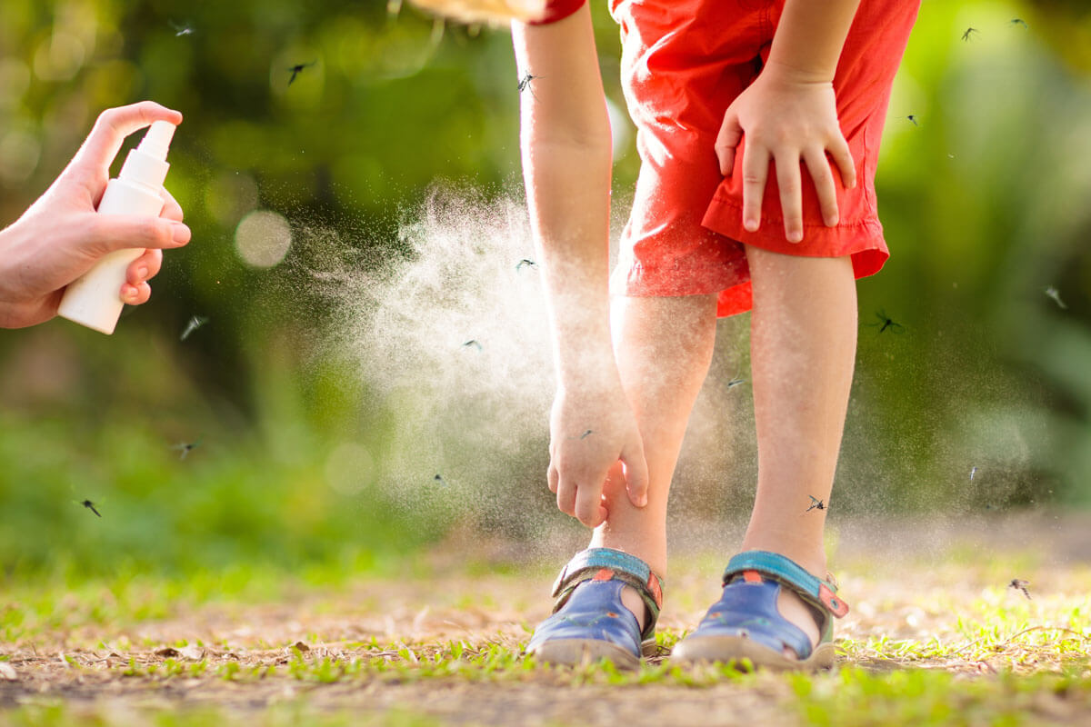  Für Kinder eignen sich Mückensprays auf Icaridin-Basis.